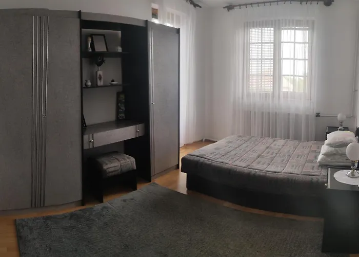 Hajni Apartmanhaz פוניארצוושהג'